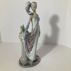 Vintage Lladro Socialite of The 20's Handpainted Porcelain Figurine 14.5 x 5.75‎